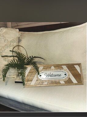 Welcome Wooden Accent Sign in Natural Wood with faux fern